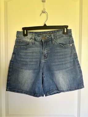 Mid-Rise Women’s Denim Shorts 6” Inseam